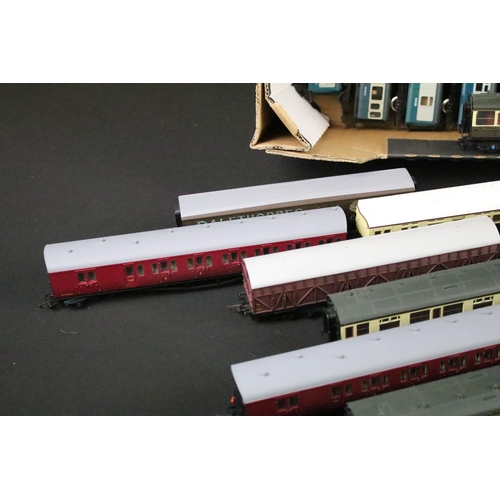 118 - 29 OO gauge items of rolling stock to include various coaches and carriages featuring Bachmann, Airf... 