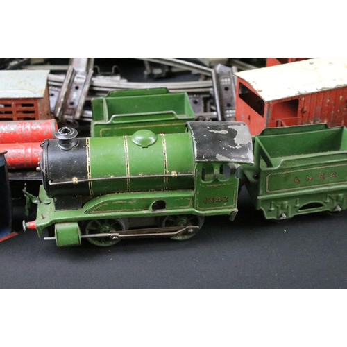 122 - Quantity of Hornby O gauge model railway to include 2 x 0-4-0 1842 LNER locomotives with tender, 7 x... 