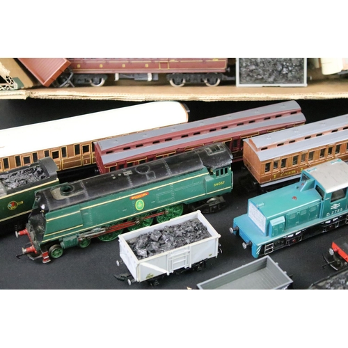 125 - Six OO / HO gauge locomotives / railcars to include Hornby Flying Scotsman, Airfix 4744 LNER 0-6-2 i... 