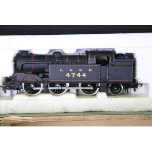 125 - Six OO / HO gauge locomotives / railcars to include Hornby Flying Scotsman, Airfix 4744 LNER 0-6-2 i... 