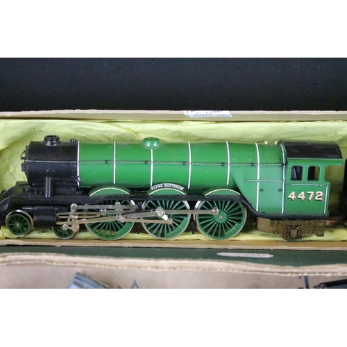 125 - Six OO / HO gauge locomotives / railcars to include Hornby Flying Scotsman, Airfix 4744 LNER 0-6-2 i... 