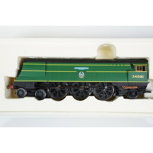36 - Two boxed Hornby OO gauge locomotives to include R2220 BR 4-6-2 Battle of Britain Class 34081 92 Squ... 