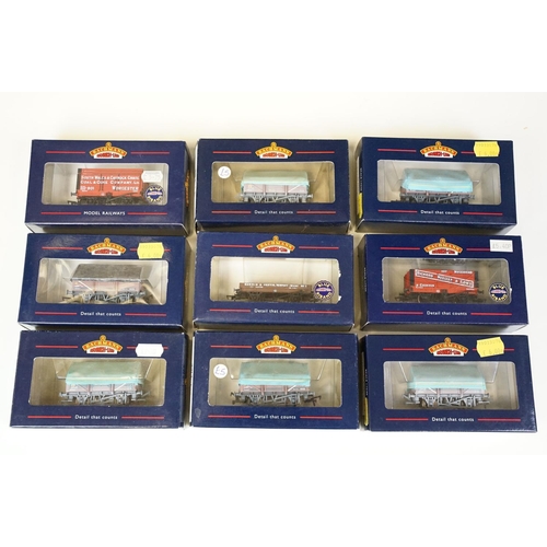 64 - 19 Boxed OO gauge items of rolling stock to include 17 x Bachmann to include 34501 63ft Bullied Corr... 