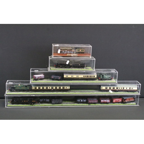 159 - Group of OO gauge model railway to include 4 x locomotives (Palitoy Mainline 46440 2-6-0 BR black, H... 
