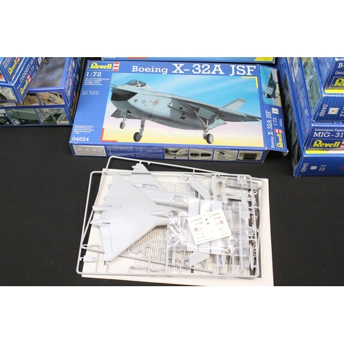 330 - 20 Boxed Revell 1/72 plastic model military plane & helicopter kits to include 04295 Avro Lancaster ... 