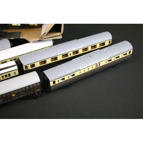118 - 29 OO gauge items of rolling stock to include various coaches and carriages featuring Bachmann, Airf... 