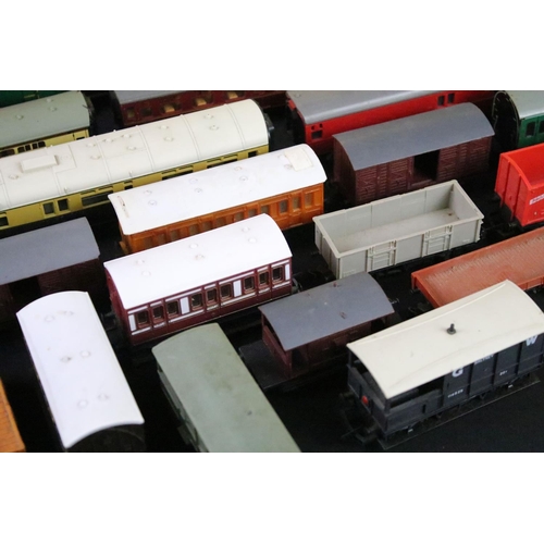 121 - 31 OO gauge and Hornby Dublo items of rolling stock to include 7 x boxed Dublo examples plus a Hornb... 