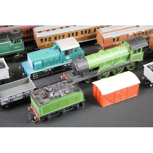 125 - Six OO / HO gauge locomotives / railcars to include Hornby Flying Scotsman, Airfix 4744 LNER 0-6-2 i... 