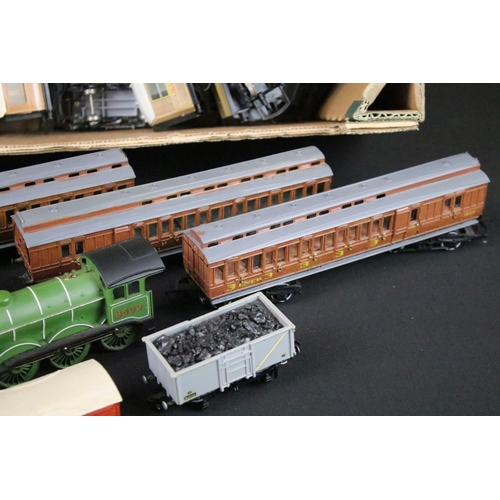 125 - Six OO / HO gauge locomotives / railcars to include Hornby Flying Scotsman, Airfix 4744 LNER 0-6-2 i... 