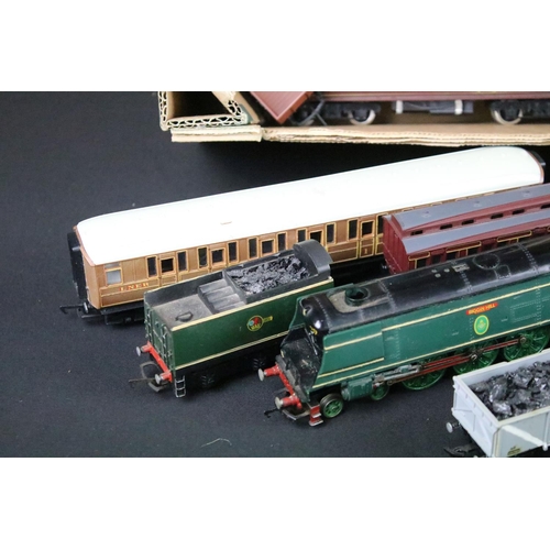 125 - Six OO / HO gauge locomotives / railcars to include Hornby Flying Scotsman, Airfix 4744 LNER 0-6-2 i... 