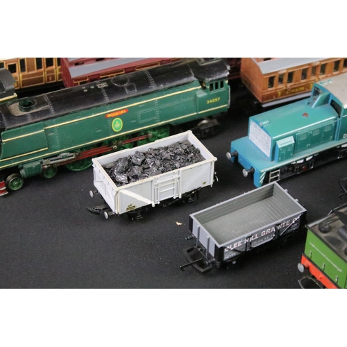 125 - Six OO / HO gauge locomotives / railcars to include Hornby Flying Scotsman, Airfix 4744 LNER 0-6-2 i... 