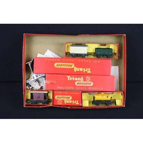 126 - Group of Triang OO gauge model railway to include 3 x locomotives featuring Princess Elizabeth, boxe... 