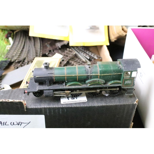131 - Quantity of OO gauge model railway to include various track, locomotive shells, rolling stock, plast... 
