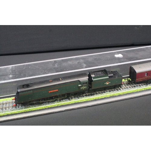 157 - Group of OO gauge model railway to include 3 x locomotives (Hornby Combe Martin, Hornby Pines Expres... 