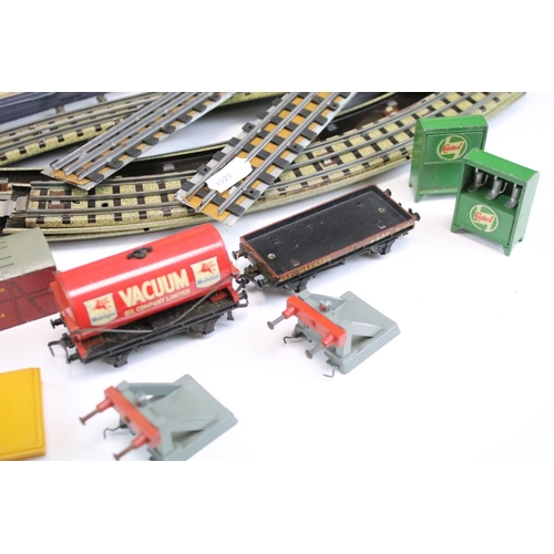 161 - Collection of Hornby Dublo model railway to include boxed EDG16 0-6-2 Tank Goods Train Set, 6 x item... 
