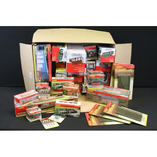 178 - 42 Boxed / carded Hornby Skaledale OO gauge trackside buildings and accessories to include R9806 Rai... 