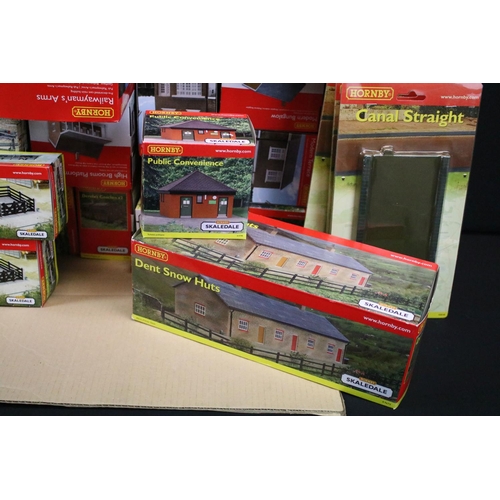 178 - 42 Boxed / carded Hornby Skaledale OO gauge trackside buildings and accessories to include R9806 Rai... 