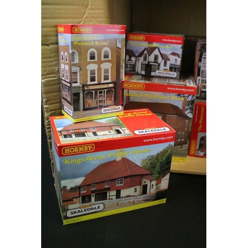 180 - 31 Boxed Hornby Skaledale OO gauge trackside buildings and accessories to include R9804 Modern Detac... 