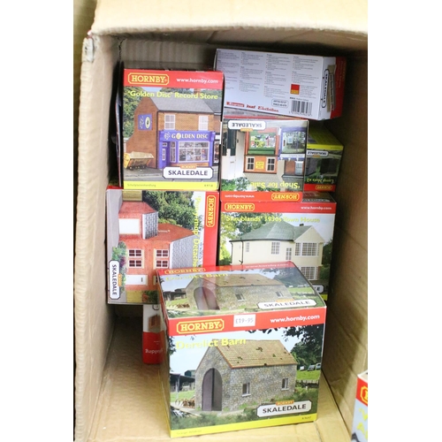 180 - 31 Boxed Hornby Skaledale OO gauge trackside buildings and accessories to include R9804 Modern Detac... 