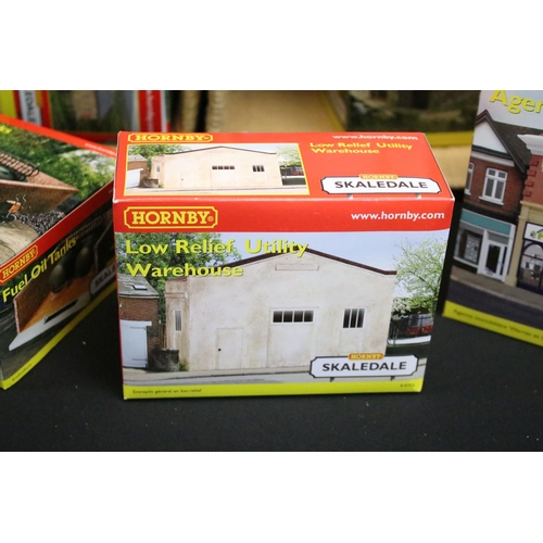 180 - 31 Boxed Hornby Skaledale OO gauge trackside buildings and accessories to include R9804 Modern Detac... 