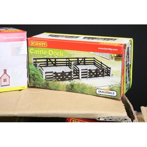 180 - 31 Boxed Hornby Skaledale OO gauge trackside buildings and accessories to include R9804 Modern Detac... 