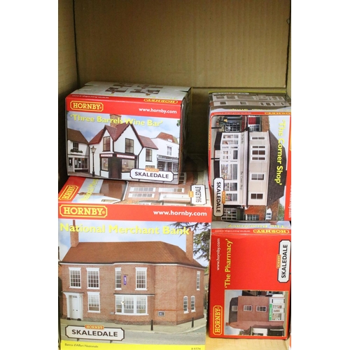 180 - 31 Boxed Hornby Skaledale OO gauge trackside buildings and accessories to include R9804 Modern Detac... 