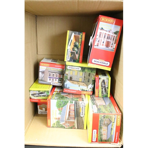 180 - 31 Boxed Hornby Skaledale OO gauge trackside buildings and accessories to include R9804 Modern Detac... 