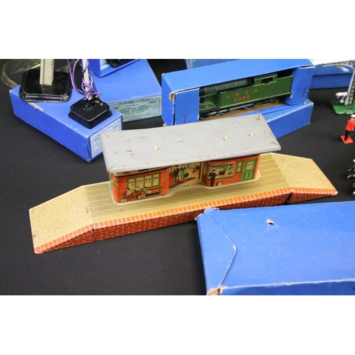 199 - Collection of Hornby Dublo model railway to include boxed set containing Sir Nigel Gresley locomotiv... 