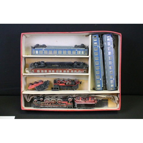 202 - Boxed Trix (Germany) Express electric train set containing 2 x locomotives (4-6-2 with tender in bla... 