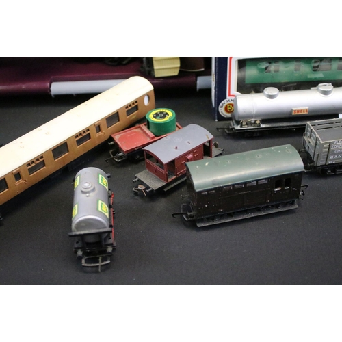 209 - 18 Boxed OO gauge items of rolling stock to include 3 x Wrenn, 3 x Bachmann, 3 x Hornby, 7 x Palitoy... 