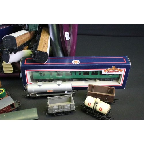 209 - 18 Boxed OO gauge items of rolling stock to include 3 x Wrenn, 3 x Bachmann, 3 x Hornby, 7 x Palitoy... 