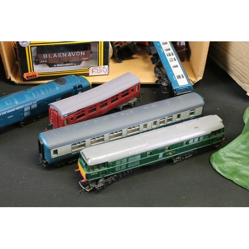 233A - Quantity of OO gauge model railway to include Palitoy Mainline Royal Scot locomotive, Triang R357 D5... 