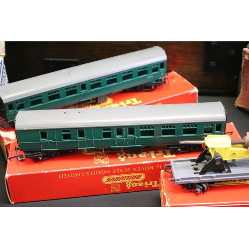 143 - Collection of OO gauge model railway, mainly Triang to include 25 x boxed items featuring R401 Opera... 