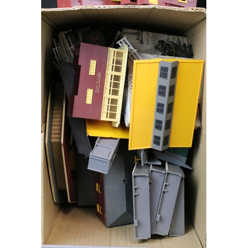 143 - Collection of OO gauge model railway, mainly Triang to include 25 x boxed items featuring R401 Opera... 