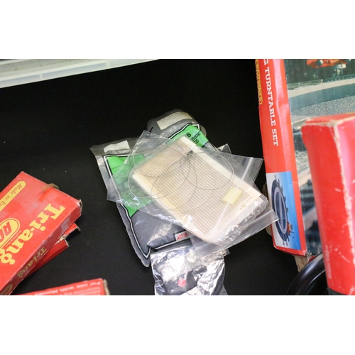 150 - Large collection of OO / HO gauge model railway accessories to include boxed, carded, bagged and unb... 