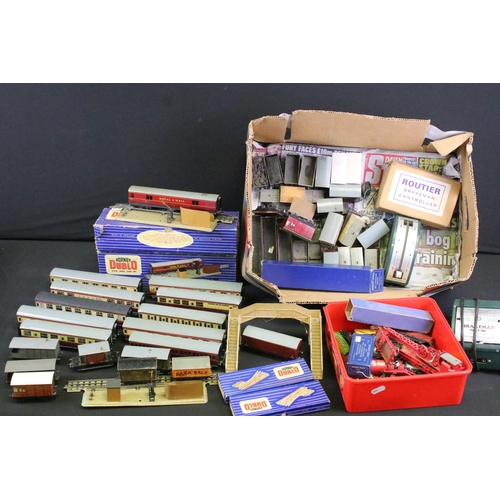 153 - Collection of Hornby Dublo model railway to include 2 x boxed TPO Mail Van Set, 52 x items of rollin... 