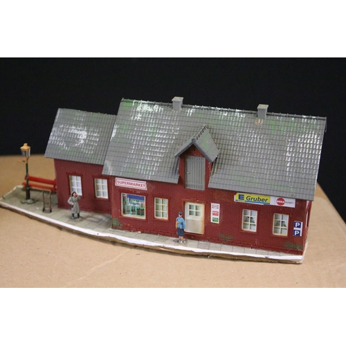 154 - Quantity of OO gauge model railway to include plastic trackside buildings, track, tunnel, boxed Corg... 
