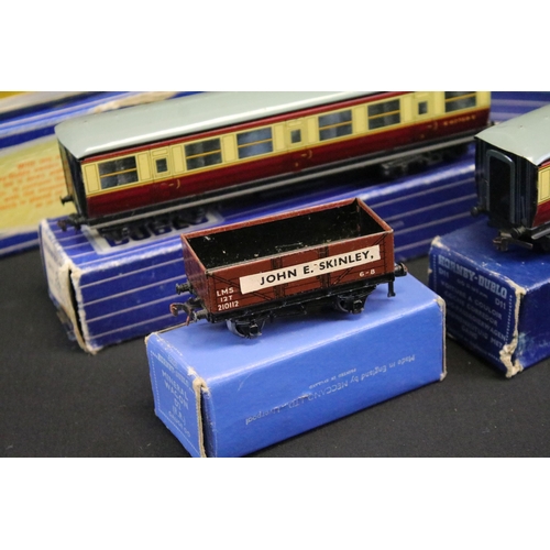 155 - Collection of boxed Hornby Dublo model railway accessories to include TPO Mail Van Set, D1 Footbridg... 