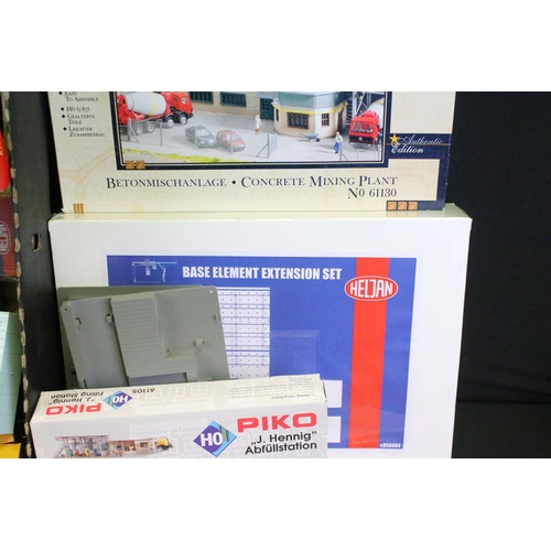 221 - Quantity of OO / HO gauge model railway to include sealed and boxed Heljan Base Element Extension Se... 