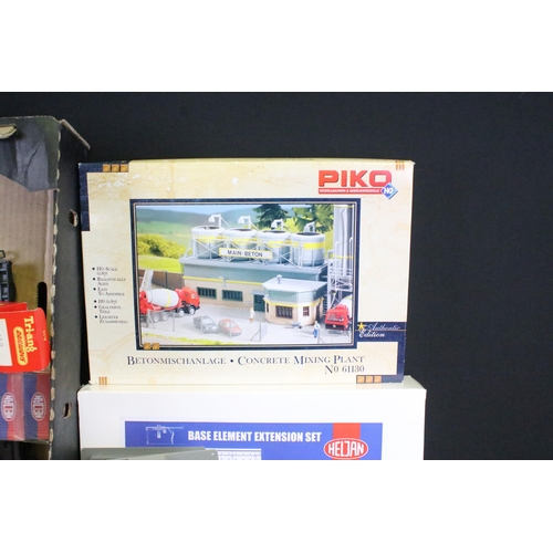 221 - Quantity of OO / HO gauge model railway to include sealed and boxed Heljan Base Element Extension Se... 