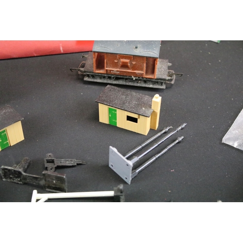 225 - Group of OO gauge model railway trackside accessories to include boxed Hornby R576 Tunnel, boxed Hor... 