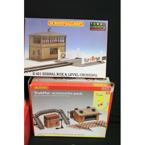 225 - Group of OO gauge model railway trackside accessories to include boxed Hornby R576 Tunnel, boxed Hor... 