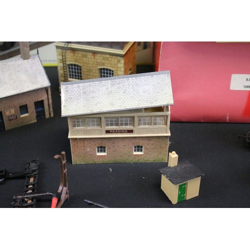 225 - Group of OO gauge model railway trackside accessories to include boxed Hornby R576 Tunnel, boxed Hor... 