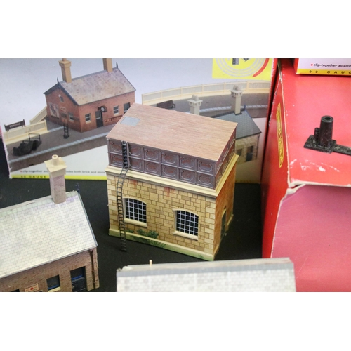 225 - Group of OO gauge model railway trackside accessories to include boxed Hornby R576 Tunnel, boxed Hor... 