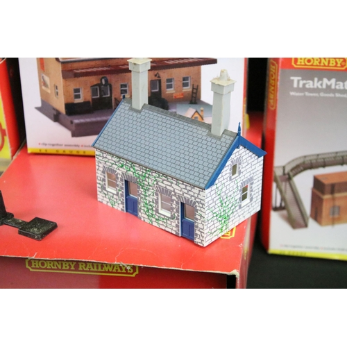 225 - Group of OO gauge model railway trackside accessories to include boxed Hornby R576 Tunnel, boxed Hor... 