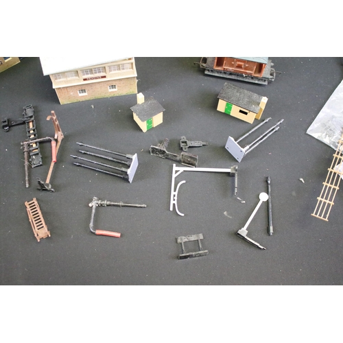 225 - Group of OO gauge model railway trackside accessories to include boxed Hornby R576 Tunnel, boxed Hor... 