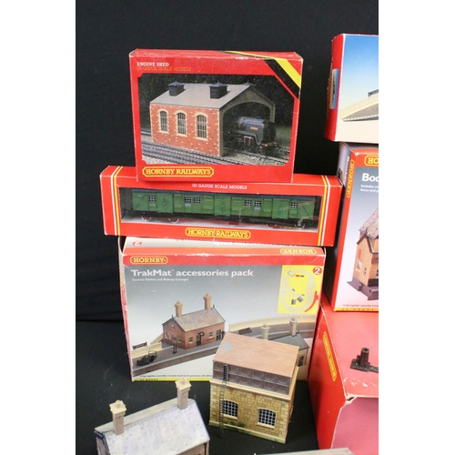 225 - Group of OO gauge model railway trackside accessories to include boxed Hornby R576 Tunnel, boxed Hor... 