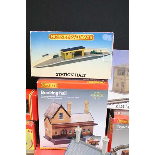 225 - Group of OO gauge model railway trackside accessories to include boxed Hornby R576 Tunnel, boxed Hor... 