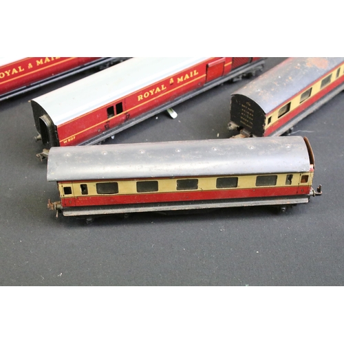 226 - Collection of Hornby Dublo model railway to include 8 x items of rolling stock (3 x boxed), boxed D1... 