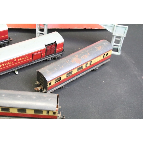 226 - Collection of Hornby Dublo model railway to include 8 x items of rolling stock (3 x boxed), boxed D1... 